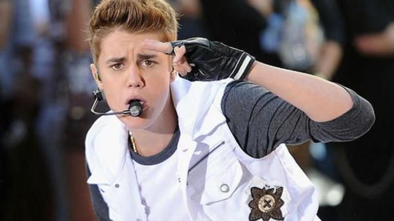 صورة جاستن بيبر يحلق شعره بالكامل والسبب سوف يصدمكم..